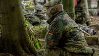 Soldat schaut in eine Richtung.