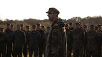 Soldat steht vor der Truppenformation.