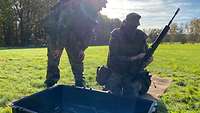 Ein Soldat arbeitet am Gewehr.