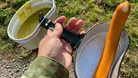 Soldat hält sein Mittagessen.
