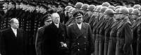 Schwarz-Weiß-Aufnahme: Adenauer und Blank schreiten die Front der angetretenen Soldaten ab