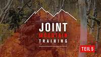 Soldaten mit ihren Waffen in Stellung, davor der Schriftzug „Joint Mountain Training – Teil 5“