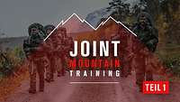 Soldaten marschieren mit Gepäck durch ein bergiges Gelände, davor der Schriftzug „Joint Mountain Training – Teil 1“