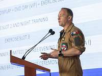 Der Exercise Director : Capitaine Jean-Christophe, der die Übung leitet, steht am Mikrofon im Haupthangar der Antalya Airforce Base
