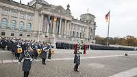 Angetretene und musizierende Soldaten beim feierlichen Gelöbnis vor dem Reichstag