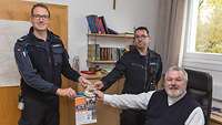 Militärdekan Heinrich Kramer nimmt die Spende entgegen