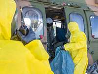 Ein extra Beutel für lose Gegenstände Der ABC-Abwehr-Soldat nimmt einen blauen Müllbeutel entgegen, in die der Pilot seine Sachen gepackt hat.