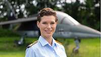 Junge Soldatin vor einem Kampfjet