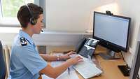 Soldatin an ihrem PC-Arbeitsplatz