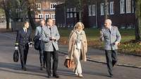 Oberst Michael Schlechtweg und Generalmajor Oliver Kohl führen die Wehrbeauftragte über das Gelände
