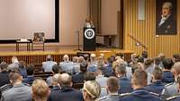 Die Wehrbeauftragte, Dr. Eva Högl, bei ihrem zweiten Besuch an der Führungsakademie der Bundeswehr