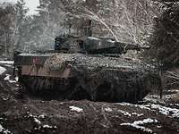 Einsatzprüfung Schützenpanzer Puma Ein Panzer vom Typ Schützenpanzer Puma fährt auf einem Truppenübungsplatz mit Schnee
