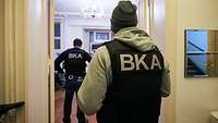 BKA-Beamte in schusssicheren Westen betreten einen Raum