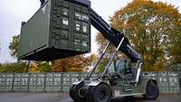 Ein Containerstapler hebt einen Container an