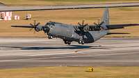 Ein Transportflugzeug vom Typ C-130J beim Start