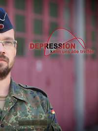 Bündnis für psychische Gesundheit in der Bundeswehr Eine Soldatin kniet auf dem Boden und schlägt die Hände vor das Gesicht
