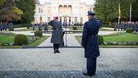 Soldaten vor der Villa Hammerschmidt.