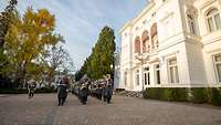 Musiker vor der Villa Hammerschmidt.