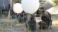 Soldaten präparieren die Ballons.