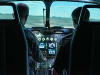 Im Cockpit eines Simulators Zwei Männer sitzen im Cockpit eines Flugzeugsimulators.