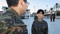 Ein deutscher Soldat im Gespräch mit einer südkoreanischen Soldatin.