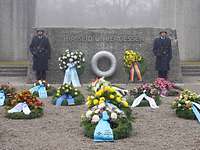 Niedergelegte Kränze am Ehrenmal Zwei Soldaten stehen als Posten vor dem Ehrenmal. Vor ihnen liegen zahlreiche Kränze am Boden.