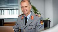 Soldat frontal zur Kamera.