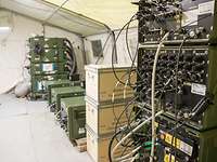 Server Notstromaggregate und IT-Server stehen nebeneinander in einem Zelt