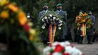 Soldaten tragen Blumenkränze auf dem jüdischen Friedhof