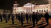 Angetretene Soldaten vor dem Reichstag bei Dunkelheit