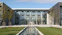Lehrsaalgebäude Aussenansicht Ein Lehrsaalgebäude mit großer Glasfront von aussen betrachtet.