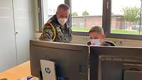 Zwei Soldaten vor einem Computer