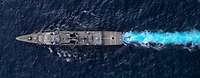 Fregatte Bayern Indo-Pacific Deployment Luftaufnahme eines grauen Kriegsschiffs in See direkt von oben.