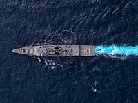 Fregatte Bayern Indo-Pacific Deployment Luftaufnahme eines grauen Kriegsschiffs in See direkt von oben.