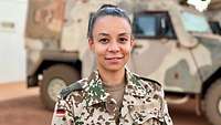 Eine Frau in Uniform vor einem Eagle Fahrzeug