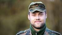 Ein Soldat schaut in die Kamera.