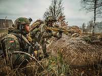 Zwei bewaffente Soldaten hinter Schutzwall