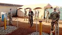 Militärpfarrer und Soldaten beim Gedenken an die in den Einsätzen getöteten Soldaten 