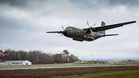 Ein Militärflugzeug kurz vor der Landung auf einer Rollbahn am Flughafen