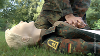 Soldat übt Reanimation an Übungspuppe