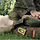 Soldat übt Reanimation an Übungspuppe