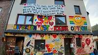 Ein Haus mit einer bunt bemalten Fassade im Ahrtal
