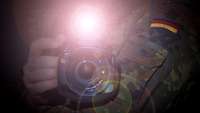 Älterer Fotoapparat mit grellem Blitzlich