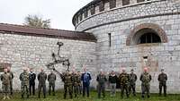 Gruppenfoto und im Hintergrund eine Burg