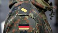 Nahaufnahme von der Dienstgradschlaufe Korporal an der Uniformjacke eines Soldaten