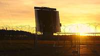 Das verlegefähige Radar RAT 31 DL/M im abendlichen Sonnenuntergang auf dem Truppenübungsplatz