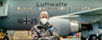 OFA Dr. Tinnes Soldatin vor einem Flugzeug der Luftwaffe