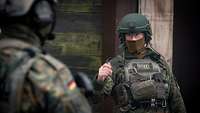 Zwei Soldaten sprechen miteinander.