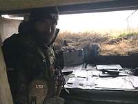 Feldwebel Goedel in einer Beobachtungsstelle Ein Soldat sitzt in einem Erdloch.