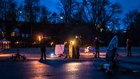 Soldat steht vor dem Rednerpullt und spricht zur Truppe.